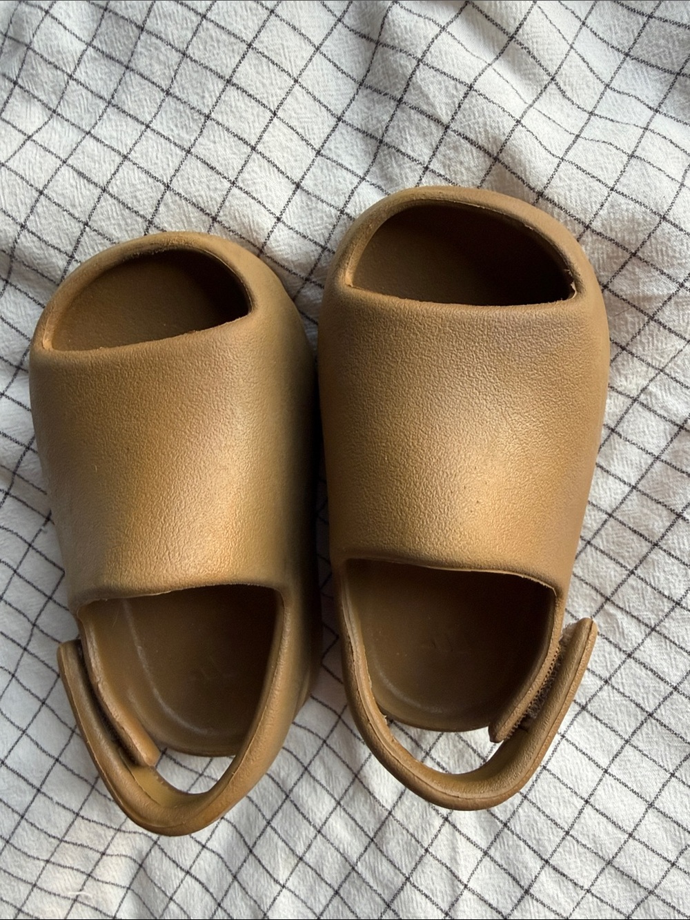 Kids yeezy slides